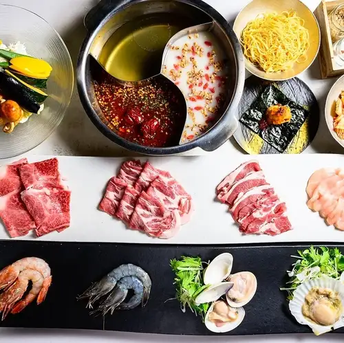 食材が光る薬膳火鍋の美味
