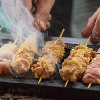 【1本120円～味わえる！】国産鷄を使用した焼き鳥・博多肉巻きの串焼き