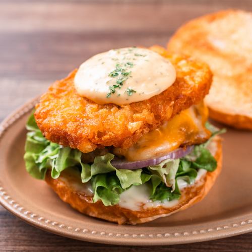 TV放送経験のあるハッシュポテトをモチーフにした新バーガー！【タルタルチーズハッシュバーガー】