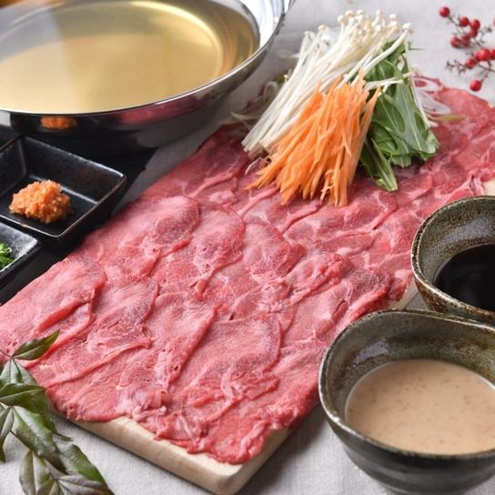 A wide selection of delicious Tohoku foods are on offer: Tongue shabu-shabu with special broth, thick-sliced charcoal-grilled beef tongue, horse meat sushi from Aizu, etc...