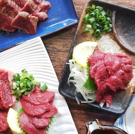 会津名物の馬刺し、つくね・鶏・豚串など充実の肉料理を味わう。