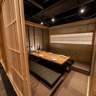 Enjoy a relaxing time in a spacious private room.A completely private room surrounded by an elegant Japanese atmosphere.Traditional décor and elegant lighting create a tranquil atmosphere.A luxurious space where you can enjoy the beauty of Japan.