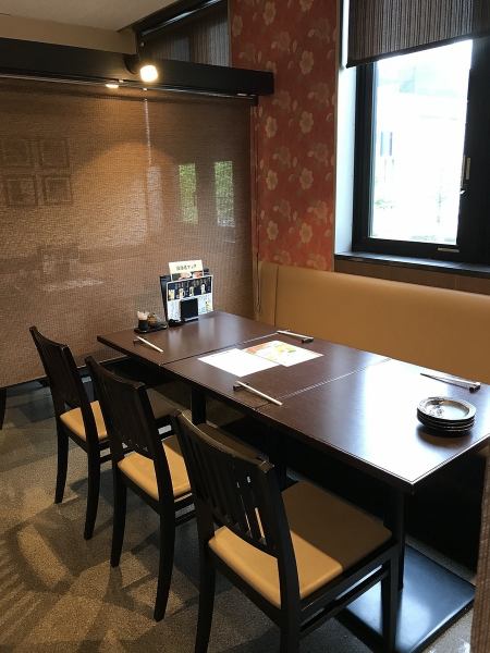 餐桌座位氣氛輕鬆。我們現在為您提供座位安排，讓您可以安靜地用餐。最多可容納 16 人。拉下捲簾，打造一個半私人房間。