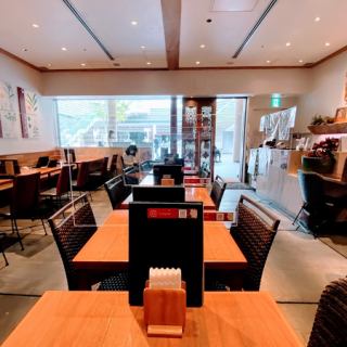[Good access ♪] How about having lunch in a modern space full of woody comfort from the bright white interior? It's a 1-minute walk from Ochanomizu Station, so it's easy to meet up.Normally, we will support various scenes such as dates and weddings.We also have an all-you-can-drink course ♪ (accommodates up to 48 people)