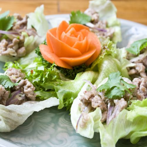 Minced pork dressed with lemongrass, wrapped in lettuce