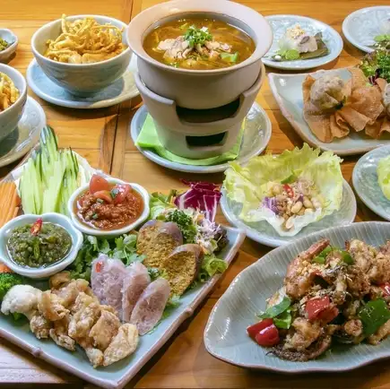 The Chiang Mai Course, featuring 7 dishes showcasing the exquisite cuisine of the beautiful ancient city of Chiang Mai, is priced at 5,000 yen per person (tax included).