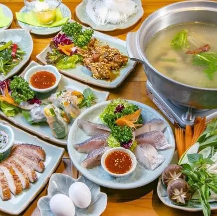 主厨推荐的略显奢华的菜单:【泰式药草火锅套餐】共6道菜,每人6000日元(含税)