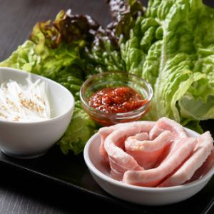 五花肉（五花肉、白洋蔥和生菜的套餐）