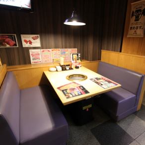 桌子可容纳 2-4 人。沙发桌座位，无需脱鞋即可入座。您可以在最多可容纳 4 人的空间内尽情享用烤肉。