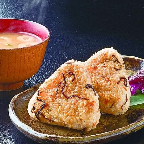 Grilled salmon and salted kelp rice ball (1 piece)