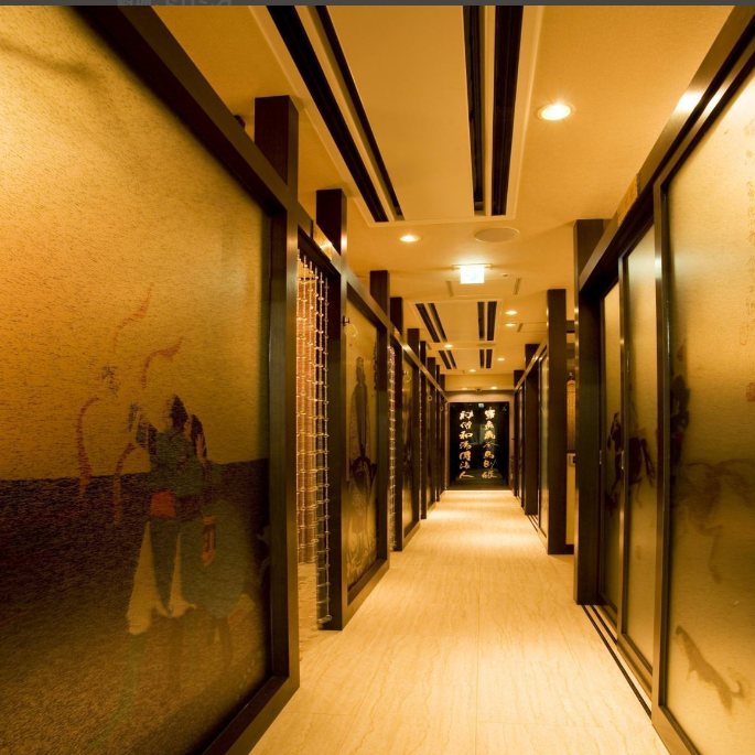 【10楼】在丰富多彩的家具和夜景的包围下,度过美好的时光。