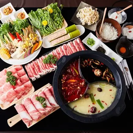 【和牛自助餐】包含2小時無限暢飲，含“特製和牛、特製羊肉及其他24道菜式藥膳火鍋套餐”