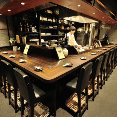 【居心地の良い空間】落ち着いたシックな内装が魅力の一階は、デートや特別な日の利用に最適です。カウンター席からは、シェフの調理風景を目の前で楽しめ、ライブ感あふれる食体験が味わえます。おひとり様でも気軽に訪問できる雰囲気で、最大6名様まで座れる掘りごたつも完備。団体様でもお気軽にご利用いただけます。