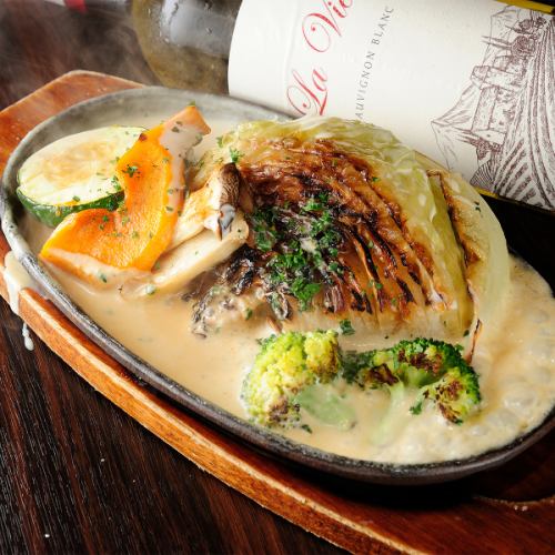 当店イチオシのキャベツステーキ野菜盛り880円（税込み）