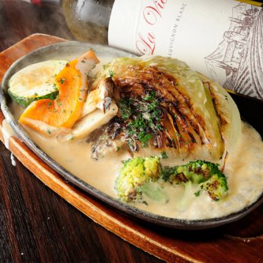 当店イチオシのキャベツステーキ野菜盛り880円（税込み）