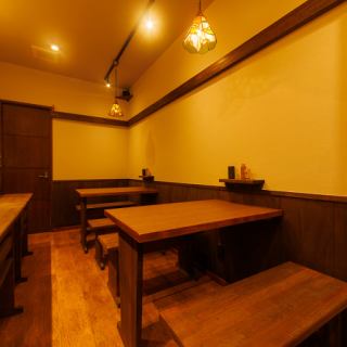 友人や家族とワイワイ楽しむのにぴったり!特別な宴会や記念日には、地鶏を使った豪華なコースをご用意しています。新鮮な地鶏を使った焼き鳥や、九州の名物料理を存分に楽しめる内容が魅力。お酒との相性も抜群で、心温まるひとときをお過ごしいただけます。大人数の宴会も対応可能なので、楽しい時間をお楽しみください!