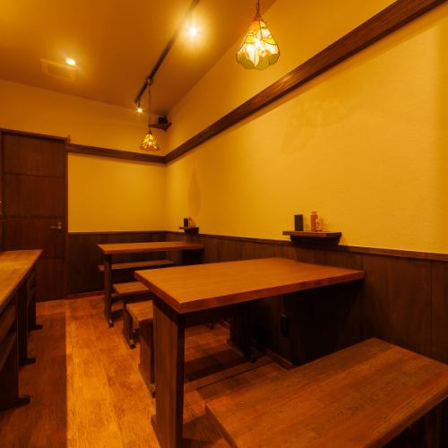 友人や家族とワイワイ楽しむのにぴったり!特別な宴会や記念日には、地鶏を使った豪華なコースをご用意しています。新鮮な地鶏を使った焼き鳥や、九州の名物料理を存分に楽しめる内容が魅力。お酒との相性も抜群で、心温まるひとときをお過ごしいただけます。大人数の宴会も対応可能なので、楽しい時間をお楽しみください!