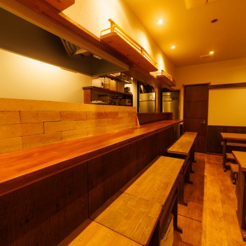 当店のカウンター席は、焼き鳥を目の前で楽しめる特等席です。シェフが丁寧に焼き上げる様子を間近で見ることで、食事の楽しさが倍増します。お一人様でもリラックスできる空間で、気軽にお越しいただけます。新鮮な地鶏と厳選されたお酒のマリアージュを楽しむ特別な時間を、ぜひカウンターで体験してください。