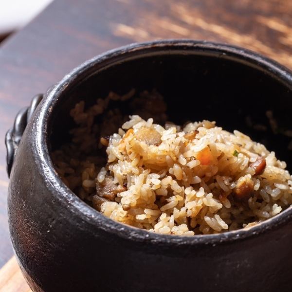 【青森シャモロックと冠地鶏の絶品土鍋かしわご飯♪】ふっくらとしたご飯と香ばしい鶏の風味が抜群です！