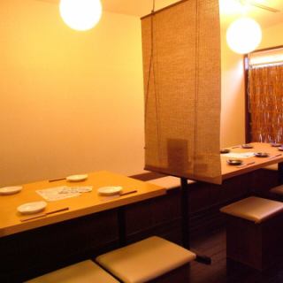 12名席。カーテンを上げ、席を繋げれば、テーブル席でも最大12名の宴会が可能です