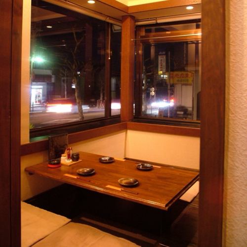 4名堀ごたつ席。会社帰りや同窓会でのご利用も多いお席です。
