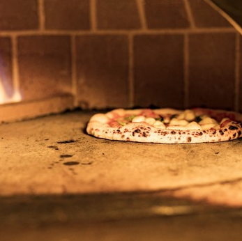 在500攝氏度的石烤箱中烤製的比薩