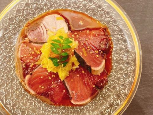夏ガツオの炭火炙り黄ニラだれ