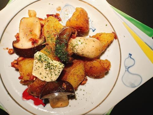 大黒しめじとじゃが芋のガリバタ焼き