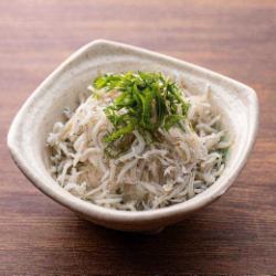 水煮银鱼配磨碎的白萝卜