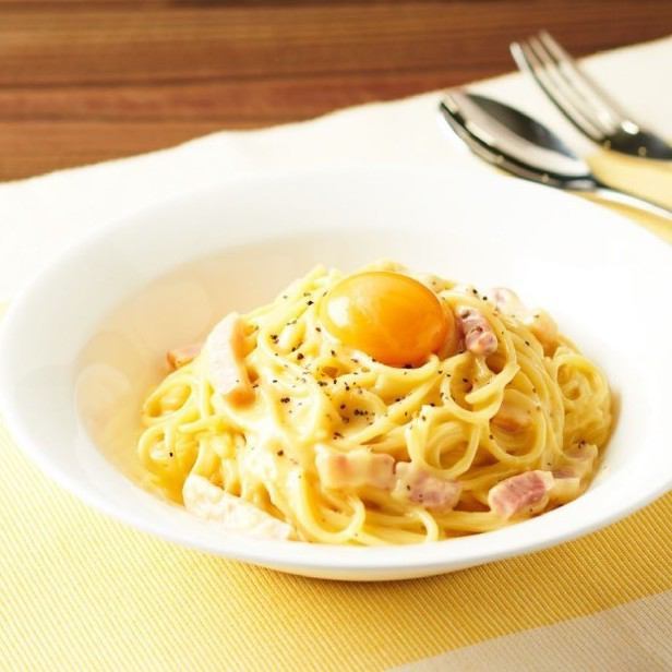 Rich carbonara with melty egg (with salad)