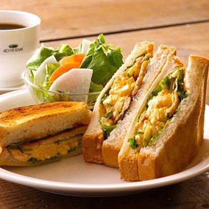 Prepared in-store! Handmade sandwich "Coffee House House Sand" with salad♪