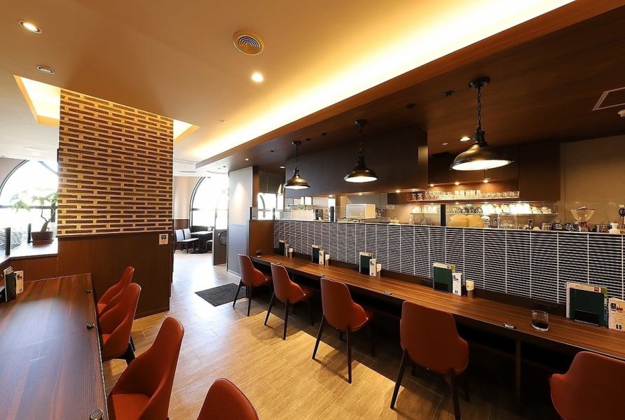 【カウンター】店内奥のカウンター席は、静かにくつろげる落ち着いた雰囲気が魅力。ほどよい距離感で過ごせるので、お一人様でも気兼ねなくご利用いただけます。新聞や雑誌もご用意しておりますので、珈琲とともにゆったりとした時間をお楽しみください♪