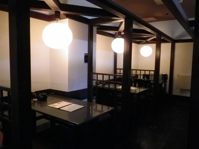 The dark brown interior and wooden interior create a calm Japanese-style atmosphere.