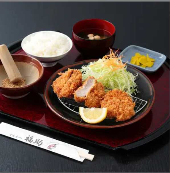 Not only is there a wide variety of set meals, but the interior is spacious with sofa seats and tatami mats.