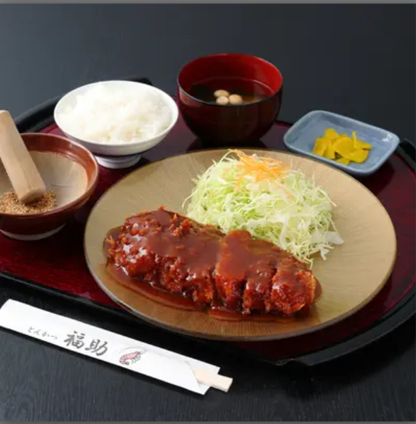 The box seats have partitions and the tatami area is spacious.Extensive menu with a focus on tonkatsu