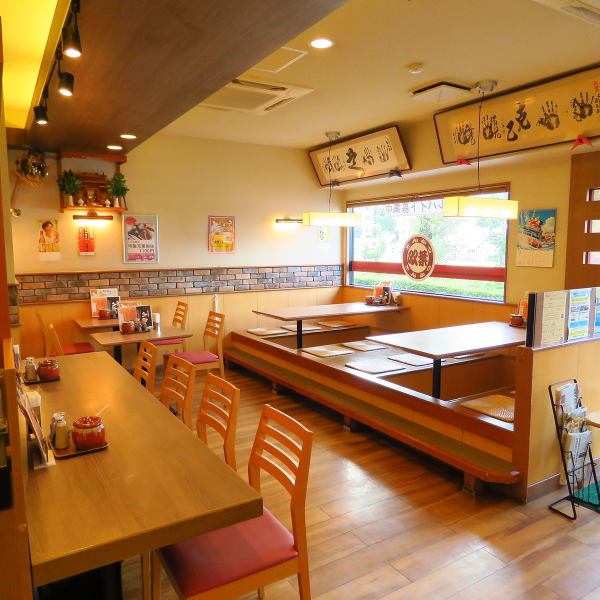 広々店内は友達同士でもデートでもお使いいただけます！　オープンフロアでスタイリッシュな店内♪会社の飲み会や、歓送迎会、少人数の食事にも好評でございます♪♪　種類豊富なお酒や各種ドリンクと共にこだわりのメニューをご堪能ください！