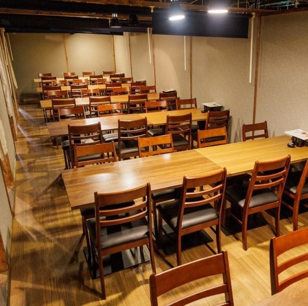 【最大160名での宴会可能】ゆったりとした空間でお食事をお楽しみいただけます。会社宴会や同窓会などにも最適なお席となっております。お仕事帰りや女子同士の飲み、デートなど様々なシーンでご利用いただいております。ご相談、お気軽にお問い合わせください。ご連絡お待ちしてます！