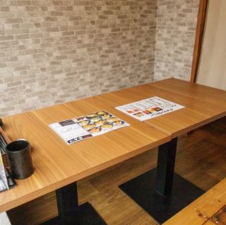 8名様での小宴会にもご利用いただけます。テーブル席は吹き抜けの構造となっておりますので人数に応じてお席を設定することができます。