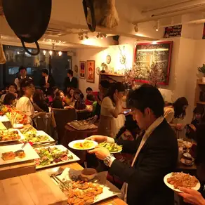 나뭇결의 세련된 테이블은 마음 진정합니다.1F50석, 2F도 50석으로 준비.