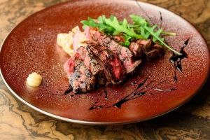 わらで瞬間くんせいした牛ランプのステーキ
