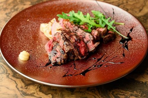 わらで瞬間くんせいした牛ランプのステーキ