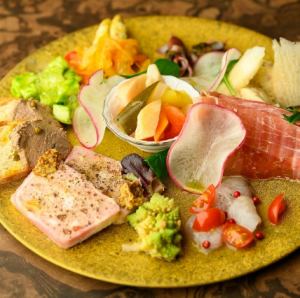 ピアットアルテ自慢の前菜10種盛り合わせ