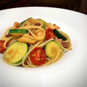 赤イカとズッキーニ、セミドライトマトのペペロンチーノ