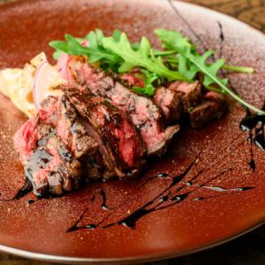 わらで瞬間くんせいした牛ランプのステーキ