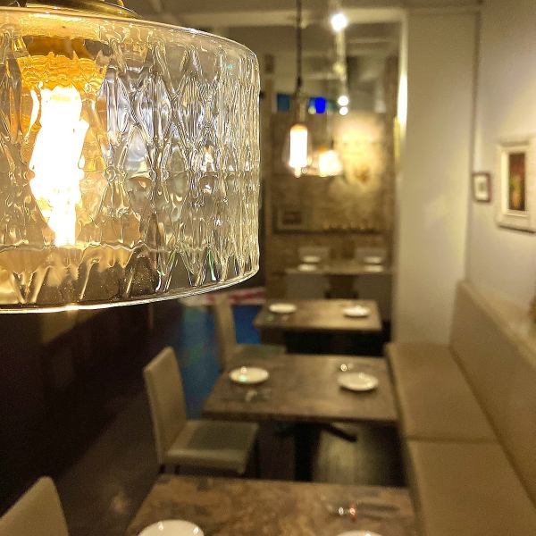 アンティーク調のライトが照らす仄明るい店内は、少しだけ気取ったお食事にぴったり。のびのびと、それでいてどこか非日常な時間を過ごしてみてはいかがですか？