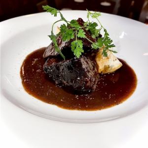 和牛ホホ肉の赤ワイン煮込み