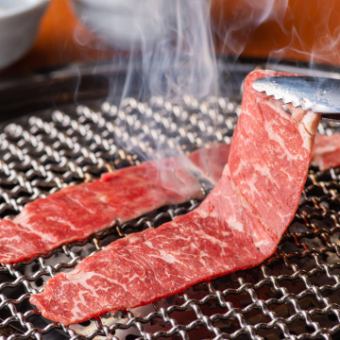 【烤肉享受套餐】可以享用和牛牛小排上腰肉的享受套餐，共8道菜品，含120分鐘無限暢飲7,000日元