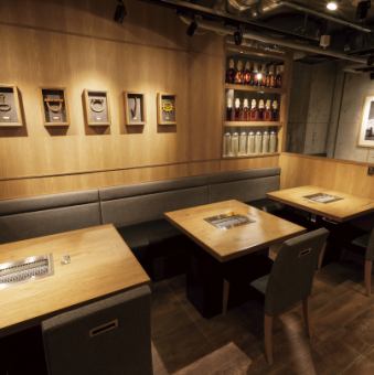 ◎ Up to 8 people can be connected to moms and girls' associations! One side is a sofa seat, so it is safe for children! Also, the space between the tables is wide, so you do not feel the space.Please spend a good time in the store where you can feel the warmth of the wood ♪