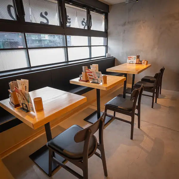 【飲み会やご家族とのお食事に◎】白と木を基調としたモダンなお洒落な店内は温かみと落ち着きのある空間が広がります。小さな家族連れや飲み会等どなたでも入りやすいとご好評を頂いております。「全てのお客様にお食事を楽しんでいただきたい」そんな思いからいつでもフレンドリーなスタッフがお出迎え♪