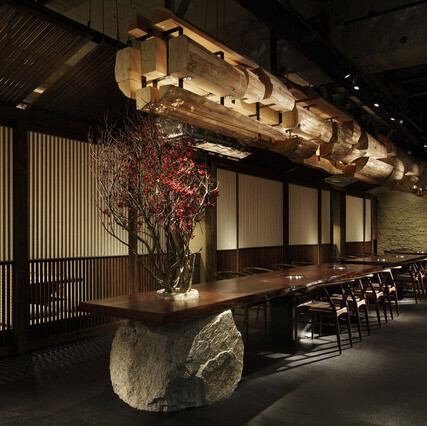 店内には、最大30名様までご利用いただける広々としたダイニングテーブル席をご用意しております。オープンキッチンに面したテーブル席では、ダイナミックな調理風景を眺めながらお食事をお楽しみいただけます◎ご宴会からプライベートな会食まで、お客様のTPOに合わせて最適な空間をご提供いたします。